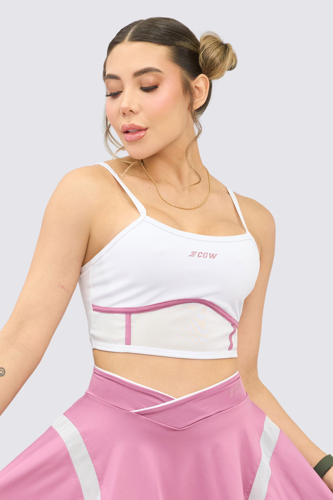 Top deportivo blanco con venas en color rosado y malla transpirable.