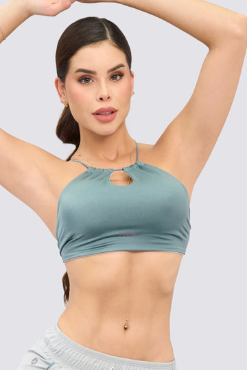 Top deportivo color gris, con tirantes ajustables.