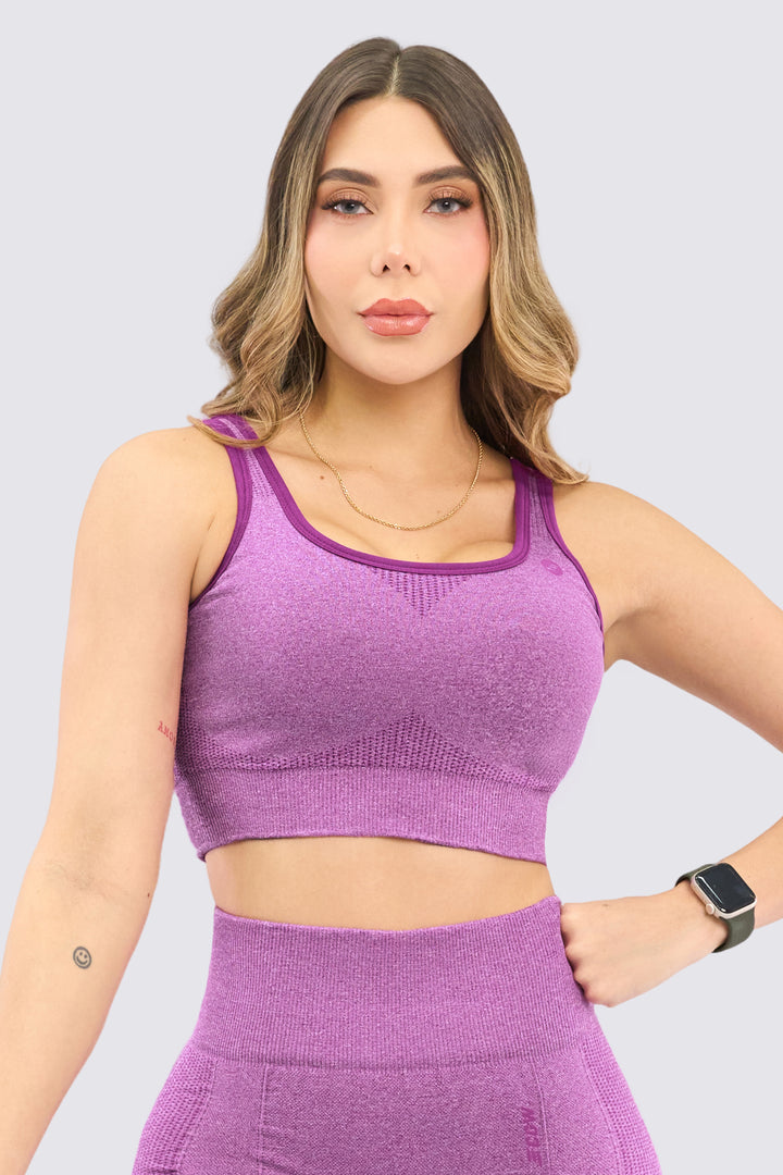 Top seamless color morado, soporte alto, con copas removibles. 
