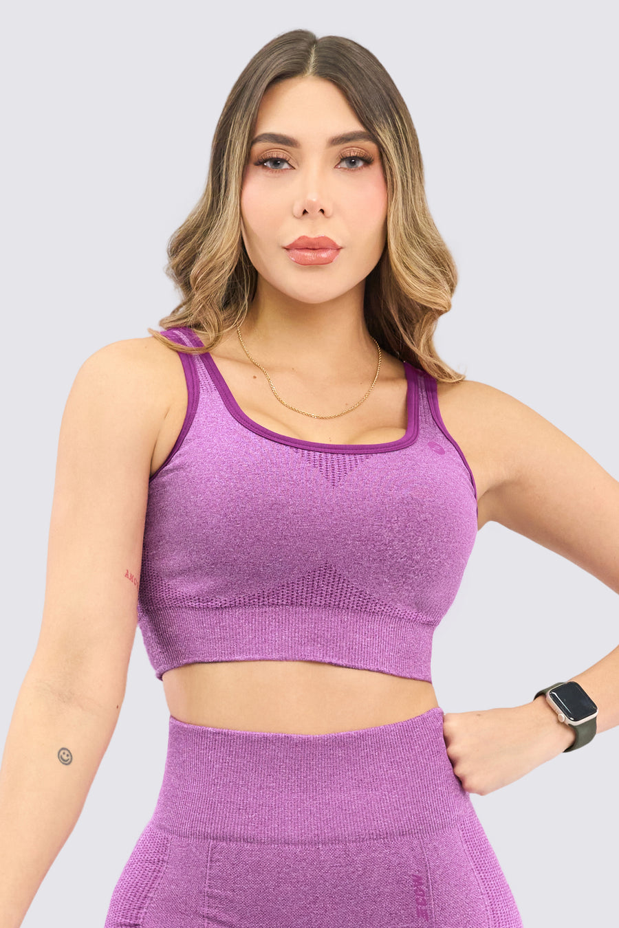 Top seamless color morado, soporte alto, con copas removibles. 