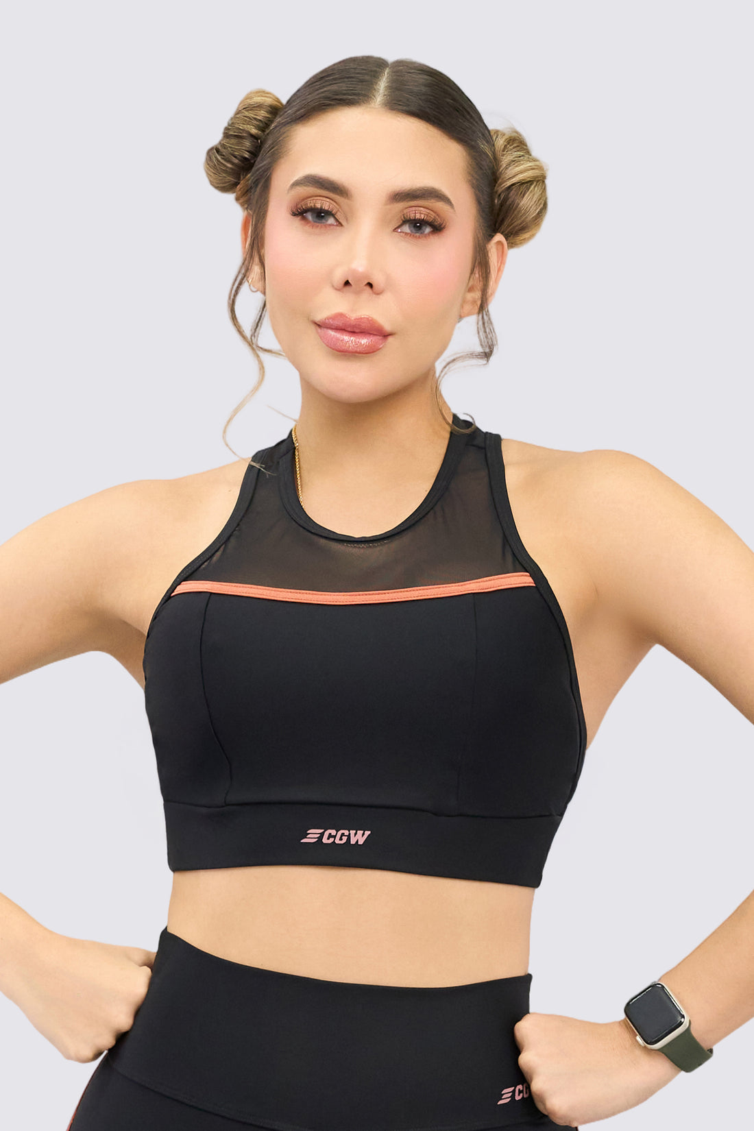 Top deportivo color negro, con malla delantera y trasera, vena color terracota que aporta un look de moda. 