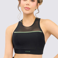 Top deportivo color negro, con malla delantera y trasera, con vena de color verde que aporta estilo. 