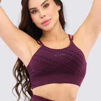 Top deportivo color vinotinto, con diseño de patrón de líneas y puntos, tirantes que se pueden regular y alto soporte. 