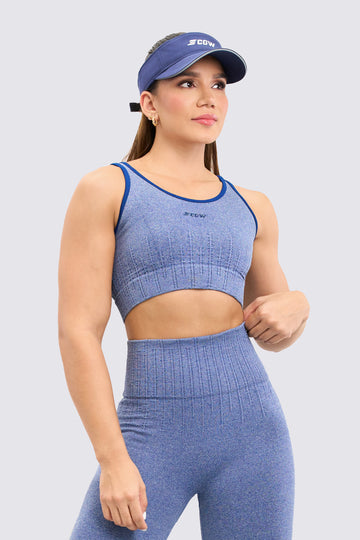 TOP DEPORTIVO SEAMLESS COLOR AZUL, CON ESCOTE TRASERO Y BROCHE AJUSTABLE. 