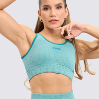 TOP DEPORTIVO SEAMLESS COLOR VERDE JADE, CON ESCOTE TRASERO Y BROCHE AJUSTABLE. 