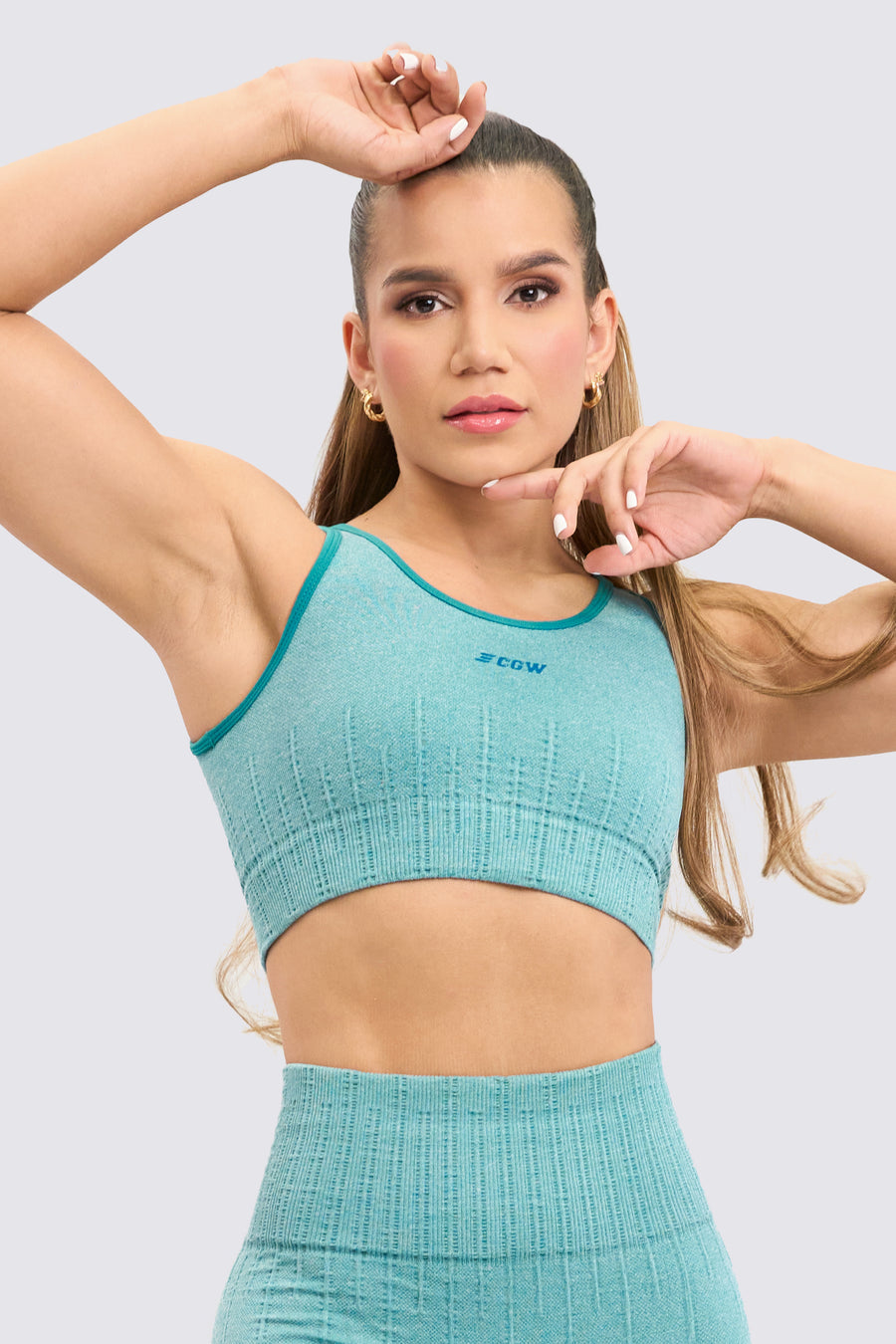 TOP DEPORTIVO SEAMLESS COLOR VERDE JADE, CON ESCOTE TRASERO Y BROCHE AJUSTABLE. 