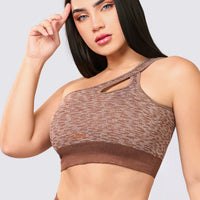 Top con escote asimétrico color café, y detalle cut out al frente, soporte medio y ajuste cómodo. 