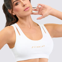 Top deportivo color blanco, con tirantes gruesos que garantizan excelente soporte, y abertura trasera para una completa comodidad.