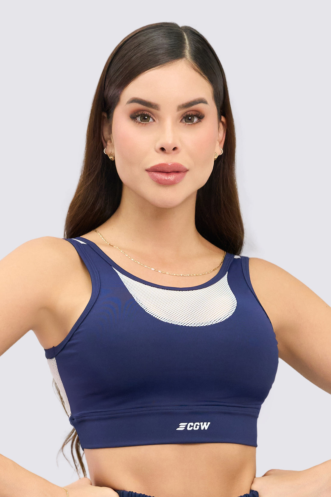 Top gym mujer azul marino con panel malla blanca y soporte firme. Transpirable, cómodo y diseño bicolor exclusivo.
