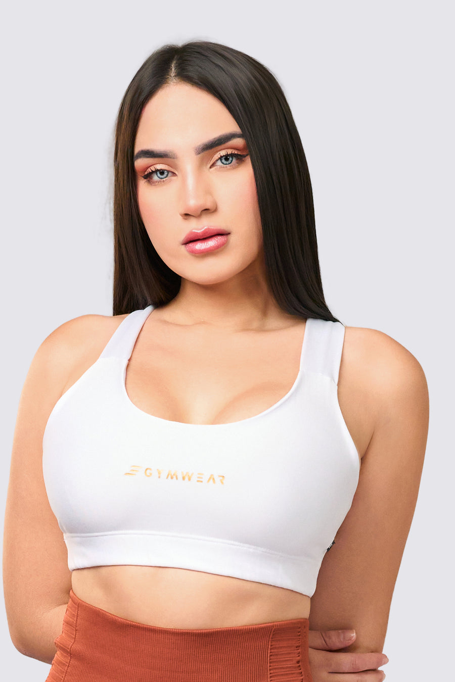 Top deportivo blanco, un esencial para cualquier actividad.