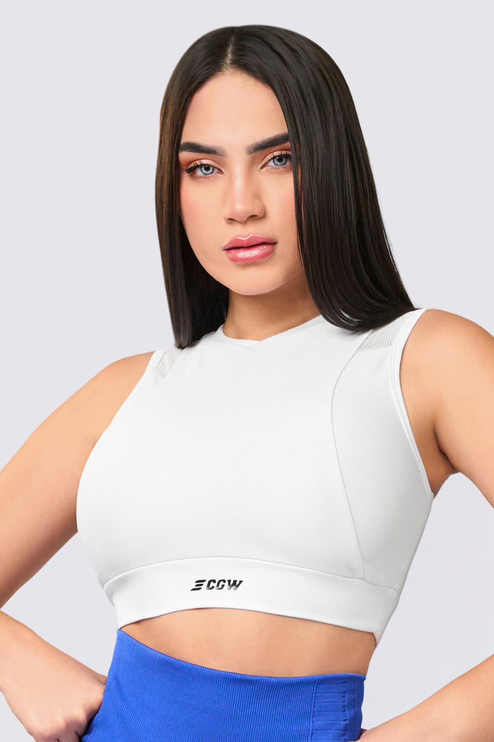 Top deportivo color blanco, con mallas transpirables. 