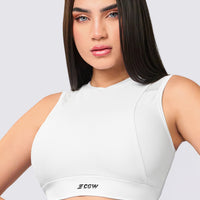 Top deportivo color blanco, con mallas transpirables. 