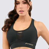 Top deportivo color negro, con ajuste perfecto y aberturas al frente.