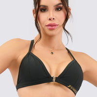 Top deportivo color negro, con tirantes que garantizan excelente soporte. 