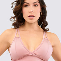 Top deportivo color palo de rosa, con tirantes, estilo bralette. 