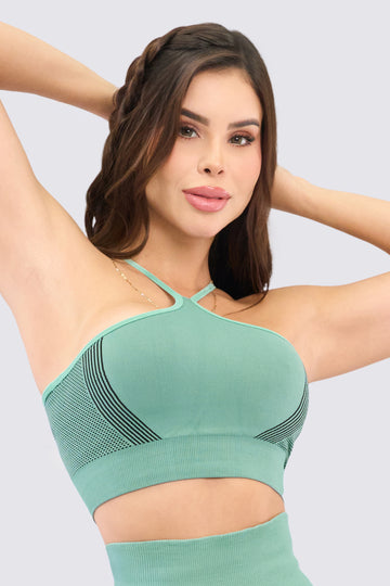 Top deportivo color verde, incluye 
copas removibles y patrón de líneas que estiliza la figura. 