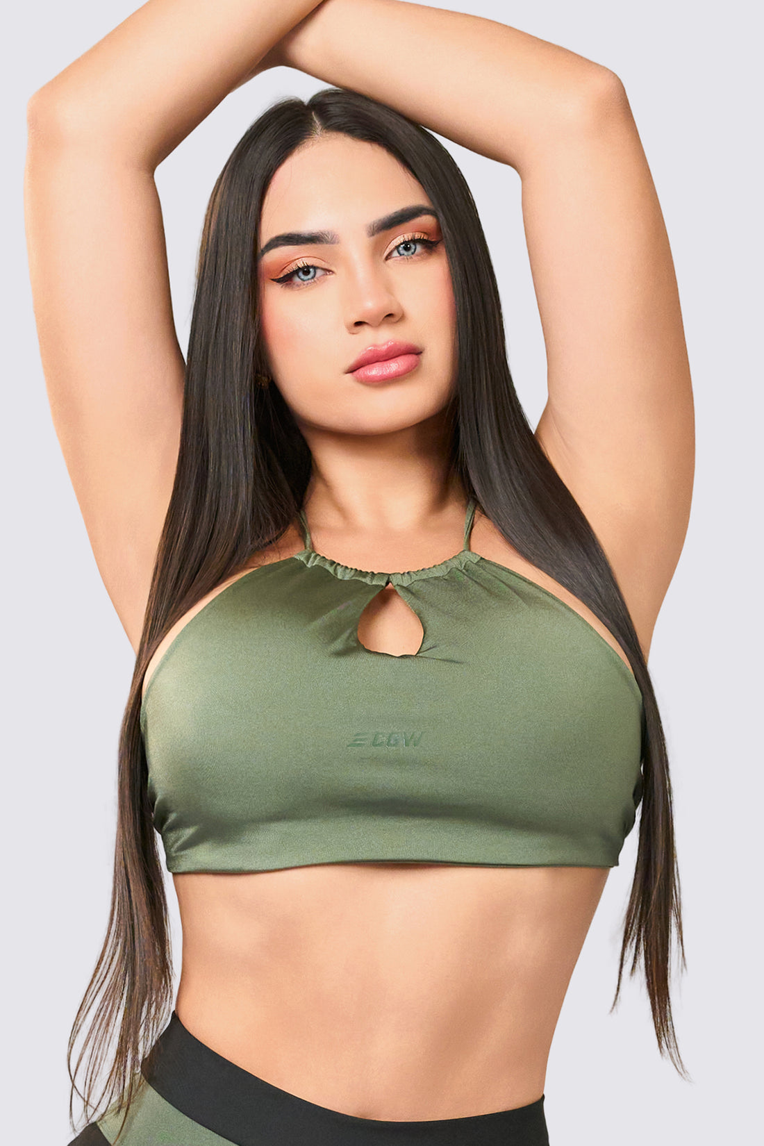 Top deportivo color verde, con tirantes ajustables en la parte trasera.