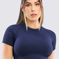 Top deportivo sin costuras color azul marino, de compresión media y acabado minimalista. 
