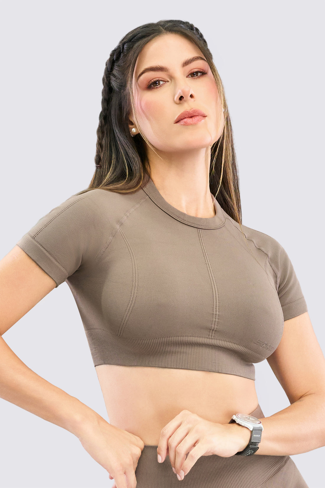 Top sin costuras color mocca, ajuste suave, cómodo, de diseño minimalista. 