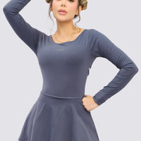 Vestido deportivo color gris, con short interno. 