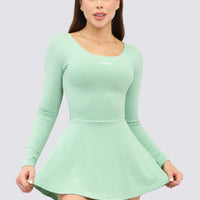 Vestido deportivo color verde con manga larga, short interno y escote en espalda. 