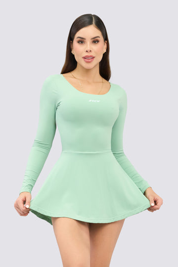 Vestido deportivo color verde con manga larga, short interno y escote en espalda. 