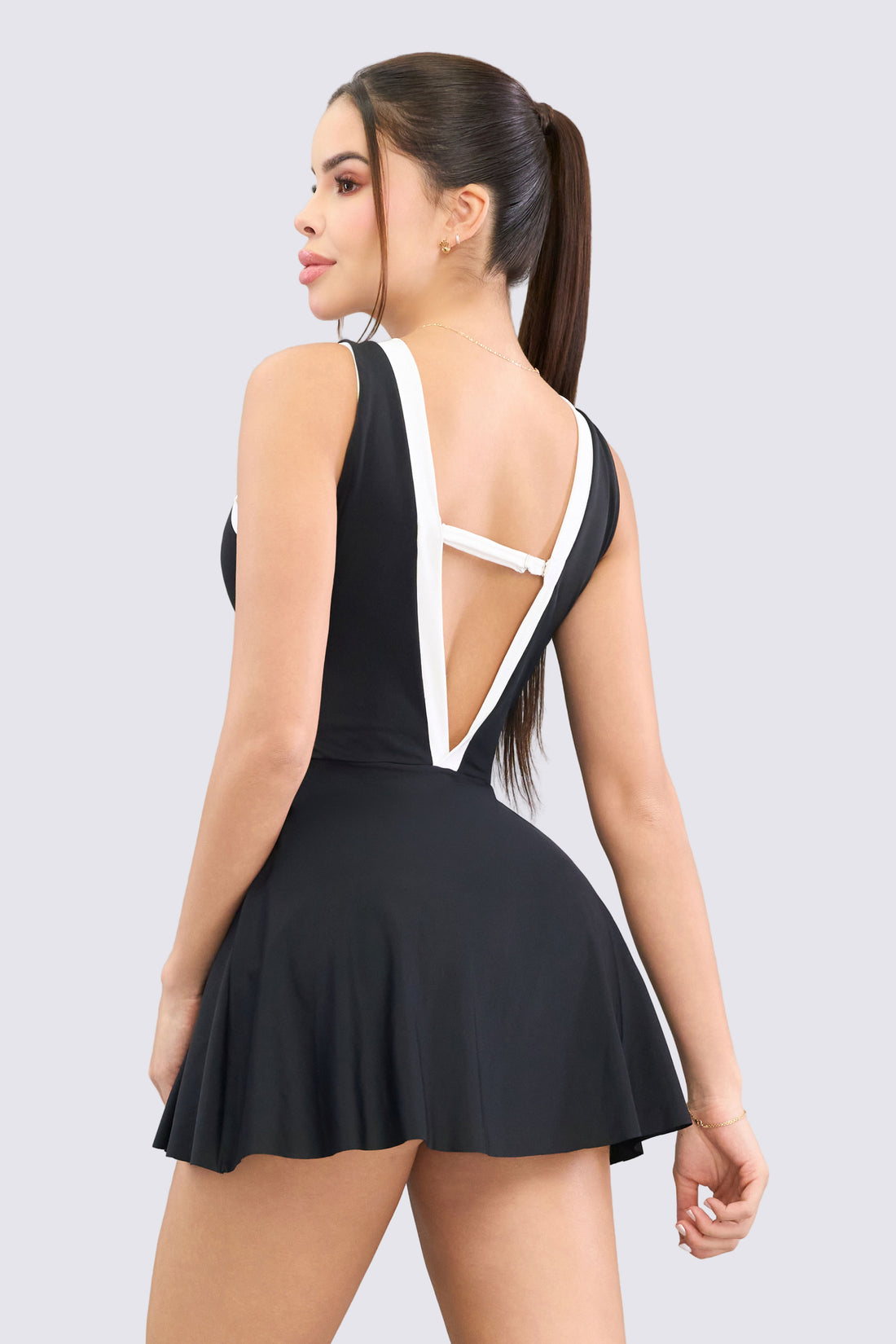 VESTIDO DEPORTIVO CON ESCOTE EN V Y ESPALDA ABIERTA RVC